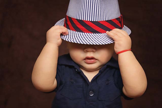 bebé con sombrero