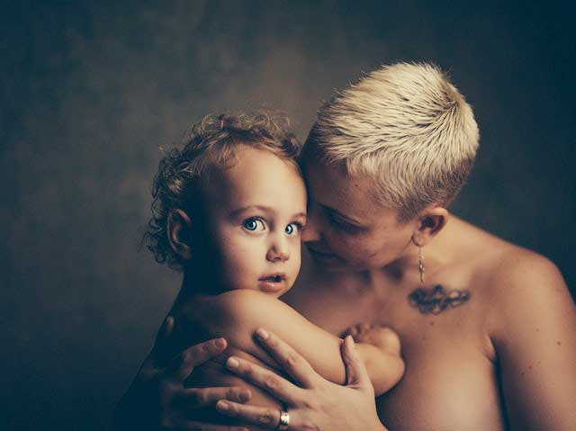 bebé con su mama en sesión fotográfica